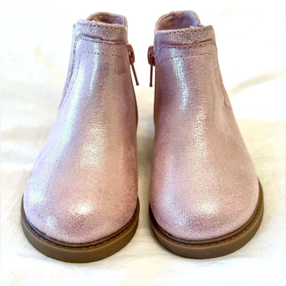 Neutral toddler low boots that ZIP! Size 8
